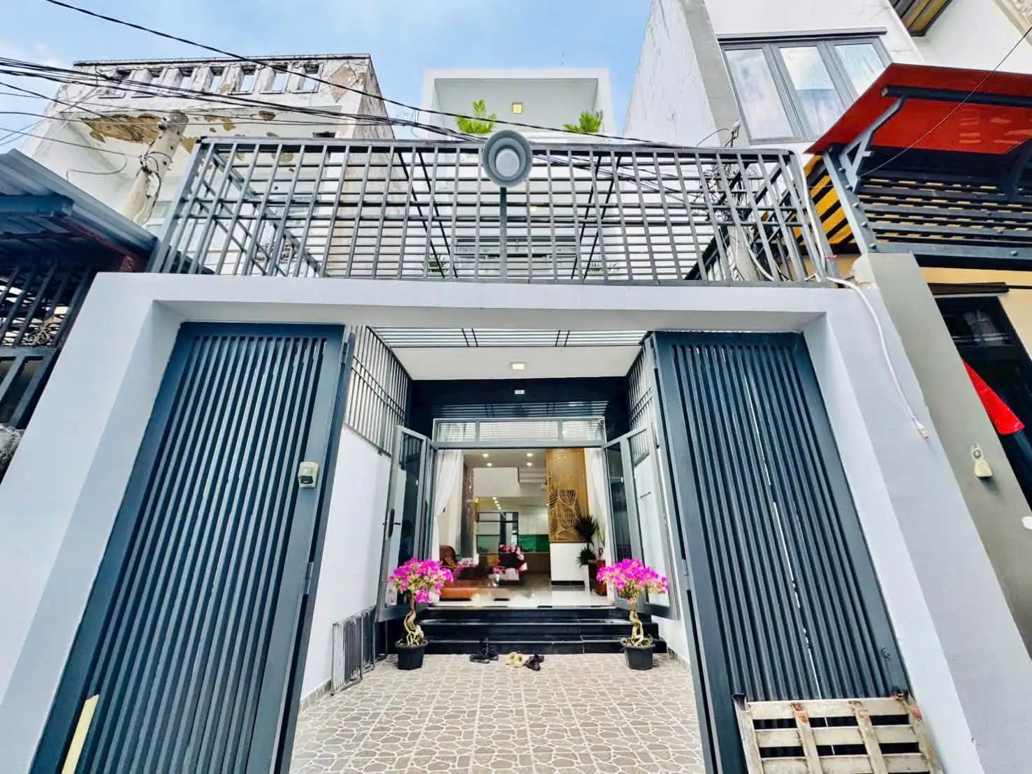 Gần chợ trường học đúc 2 lầu DT khủng giá sóc